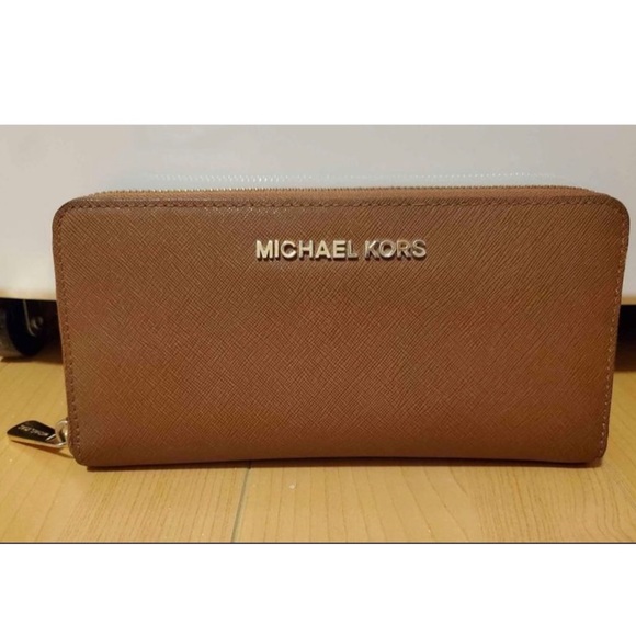 Michael Kors Jet Set Wallet - Picture 2 of 7
